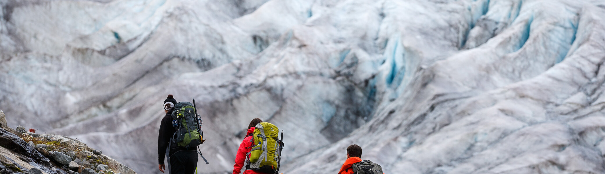 Hochtour: drei Wanderer laufen mit Rucksack über den Gepatschferner zur Rauhekopfhütte. | © DAV/Marco Kost